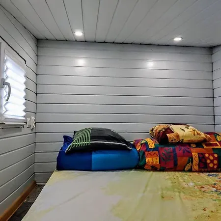 Tiny White Apartment Bukarest